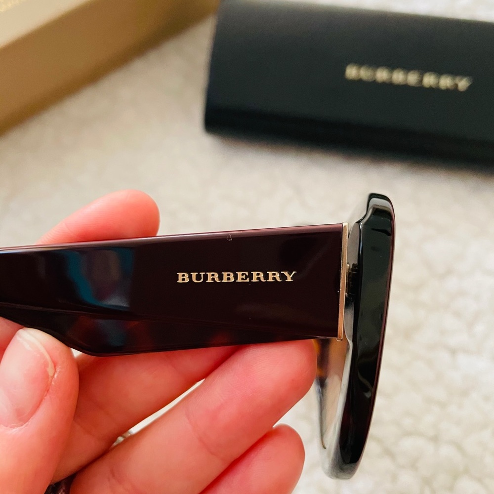 Burberry sunglasses - Picture 6 of 7